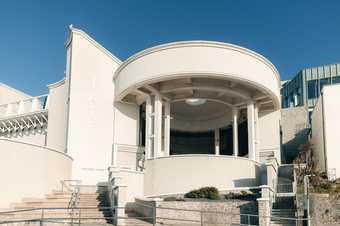 Stairs leading up to the large curved building entrance of Tate St Ives