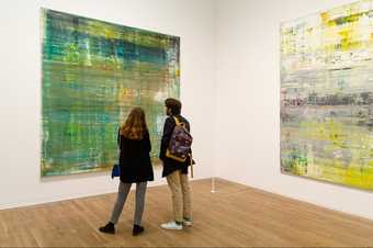 Two visitors in the In the Studio display at 澳洲幸运5开奖官网结果 Modern looking at a large painting.